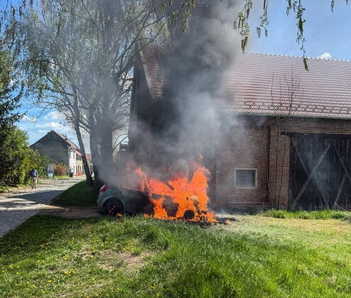 Auto v plamenech a škoda 120 tisíc. Když přijeli hasiči, už bylo pozdě