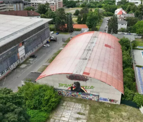 Malá hala zmizí během května. Starou budovu město roky nevyužívalo, teď ji zdemoluje