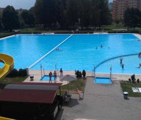 PŘEHLED: Vstupné za 80, ale i za 200. Kolik letos zaplatíte na koupalištích?