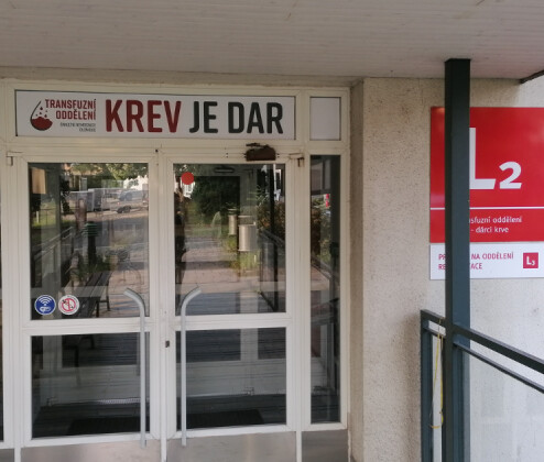 Úbytek dárců krve řeší FN Olomouc novou kampaní. Objeví se i v MHD