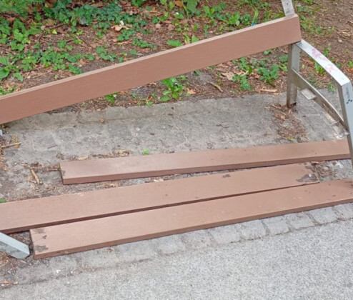 Řádění vandalů v olomouckých parcích. Poškozeny byly lavičky i osvětlení