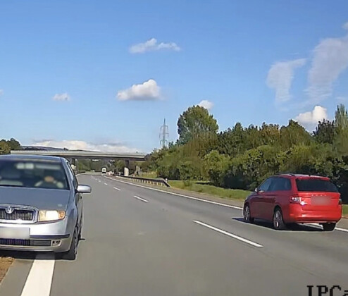 3,5 kilometru proti provozu. Devadesátiletého řidiče zastavila policie na krajské dálnici