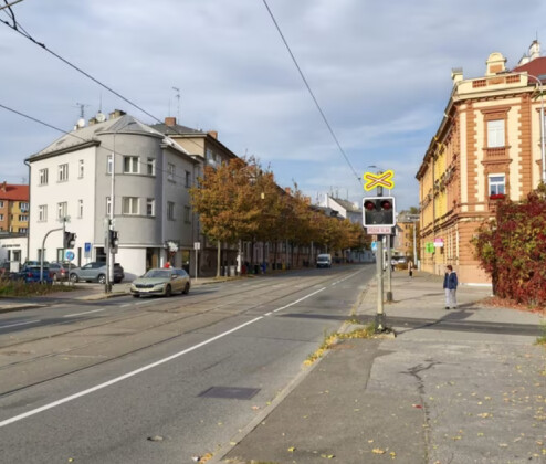 Řidiči tudy neprojedou. Wolkerovu v Olomouci zavírá oprava přejezdu