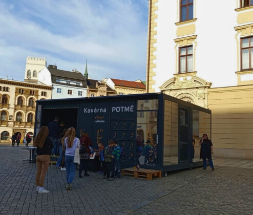 REPORTÁŽ: Dáte si kávu, ale neuvidíte ji. Kavárna POTMĚ pomáhá nevidomým, jen do neděle