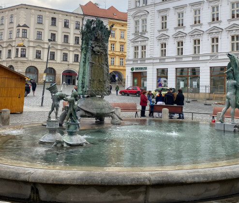 Stála 20 milionů a čekalo se na ni staletí. Příběh slavné olomoucké kašny